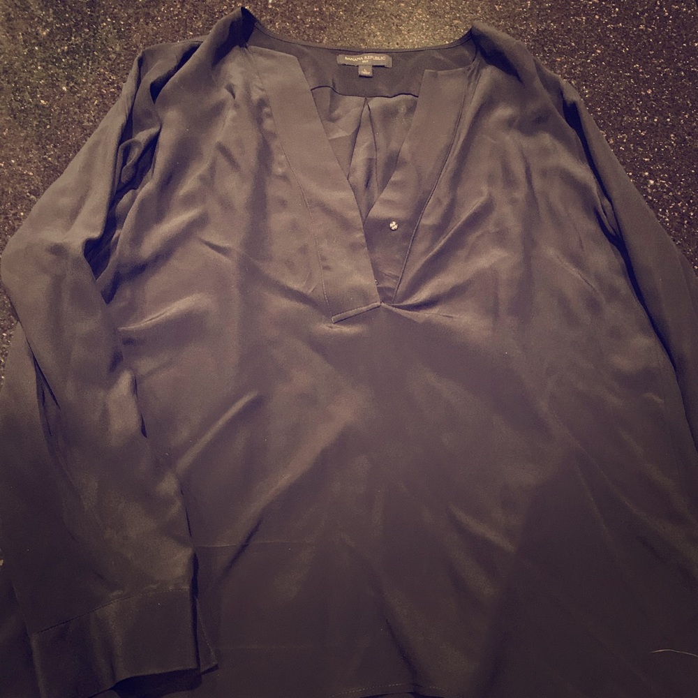 Banana Republic blouse with v neck and snap
